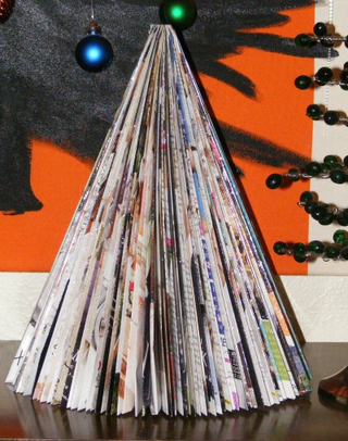 Illustration for article titled My Apartment Holiday Tree Solution (6 images)